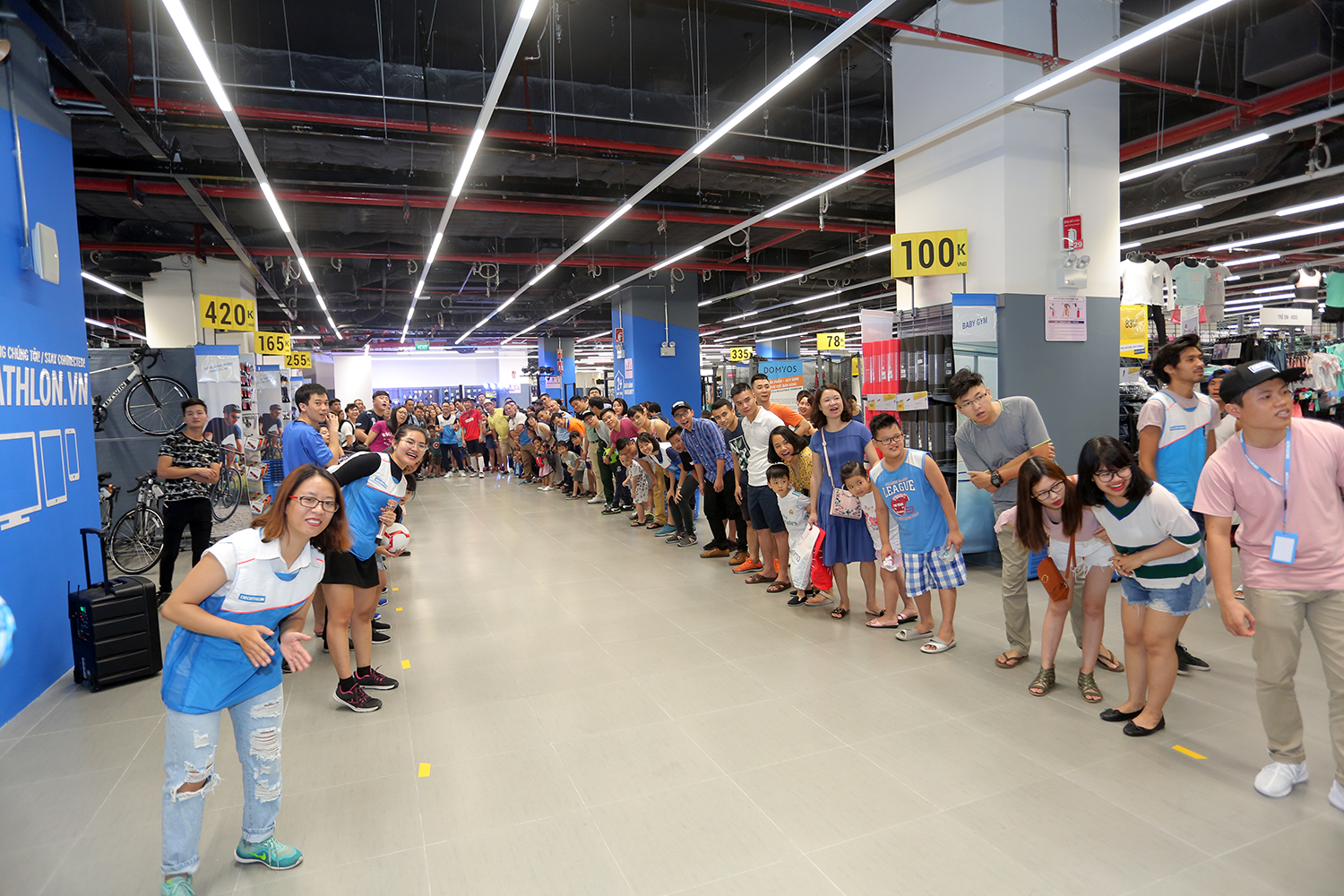 Tuyển thủ Phan Văn Đức ‘hút fan’ ngày Decathlon Hà Nội khai trương cửa hàng đầu tiên Tuyển thủ Phan Văn Đức ‘hút fan’ ngày Decathlon Hà Nội khai trương cửa hàng đầu tiên